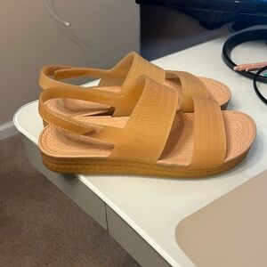 EUC REEF Water Vista Sandals in Tinted Sand size 10